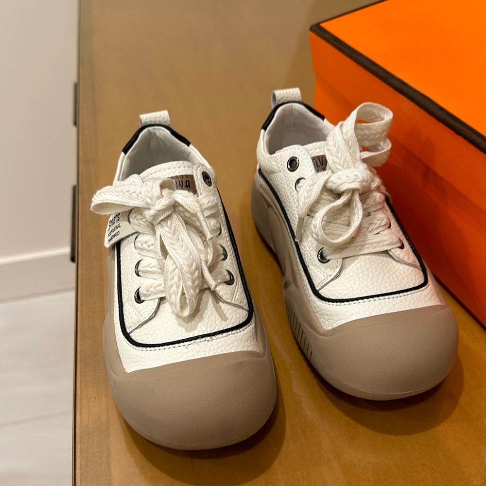 2024 Retro Genuine Leather Women Light Sports Casual Sneakers.